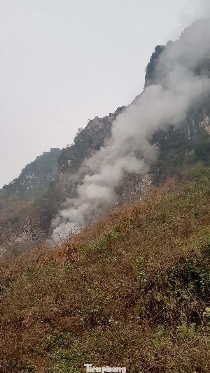 Lò đốt thải khói độc, nước đen ngòm cạnh vách núi ngoại thành Hà Nội ảnh 4