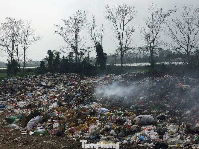 Hà Nội: Rác thải chất đống trên đường làng, kênh mương ở Mỹ Đức ảnh 9