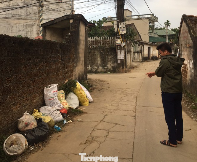 Hà Nội: Rác thải chất đống trên đường làng, kênh mương ở Mỹ Đức ảnh 1