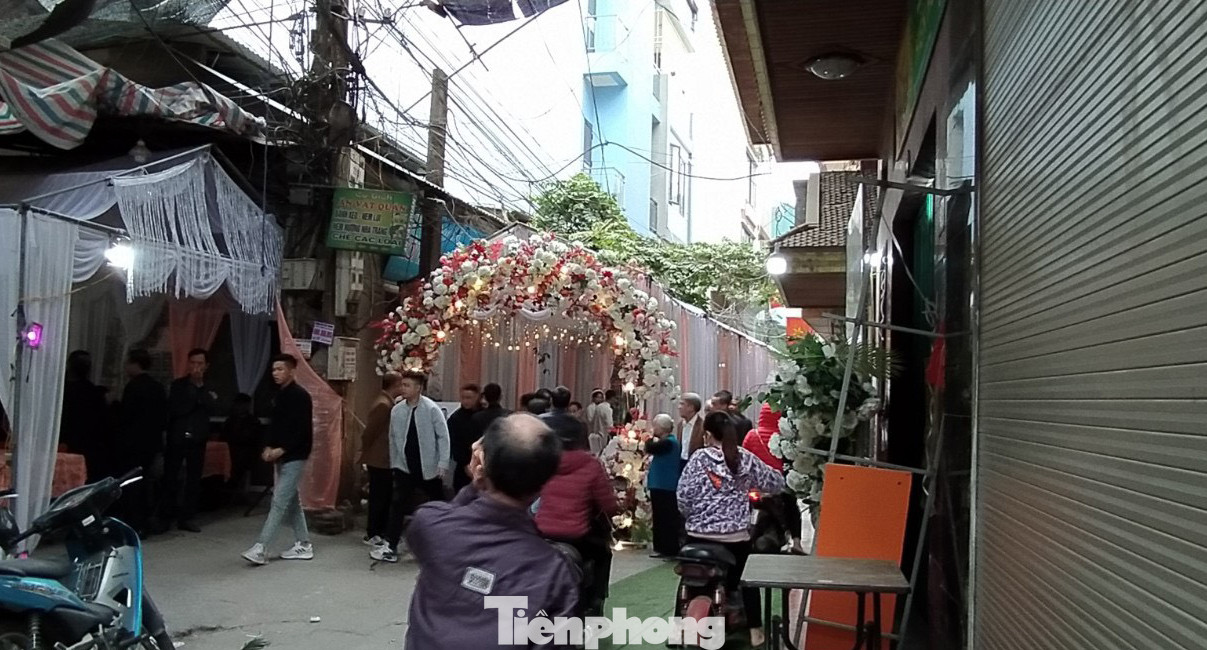 Gần Tết, Hà Nội nở rộ dựng rạp đám cưới giữa lòng đường ảnh 4