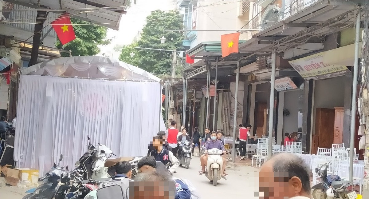 Gần Tết, Hà Nội nở rộ dựng rạp đám cưới giữa lòng đường ảnh 1