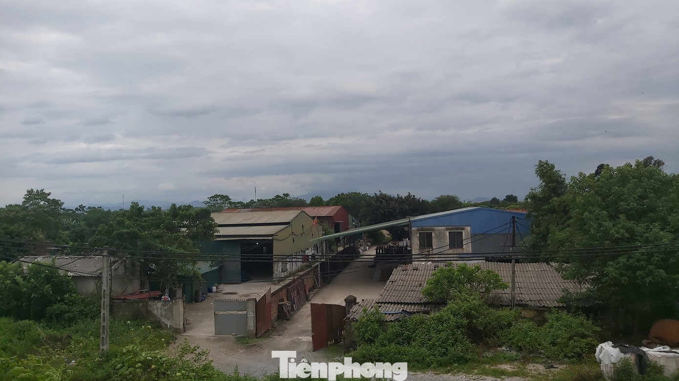 Loạt nhà xưởng trái phép, dùng cao su làm chất đốt ở Hà Nội ảnh 1