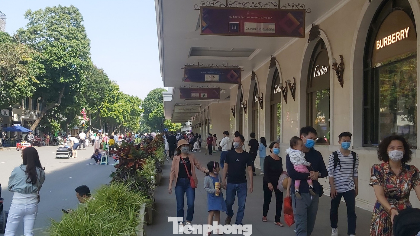 Khẩu trang dạo đắt hàng trên phố đi bộ Hồ Hoàn Kiếm ảnh 1