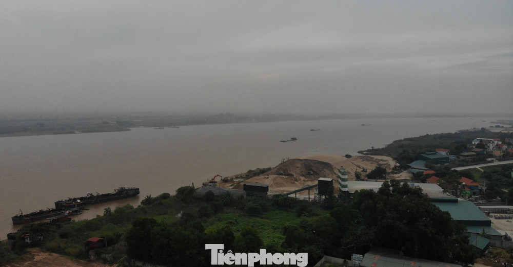 Nhan nhản trạm bê tông, bãi cát trái phép ở đoạn đê sông Hồng bị cày nát ảnh 2