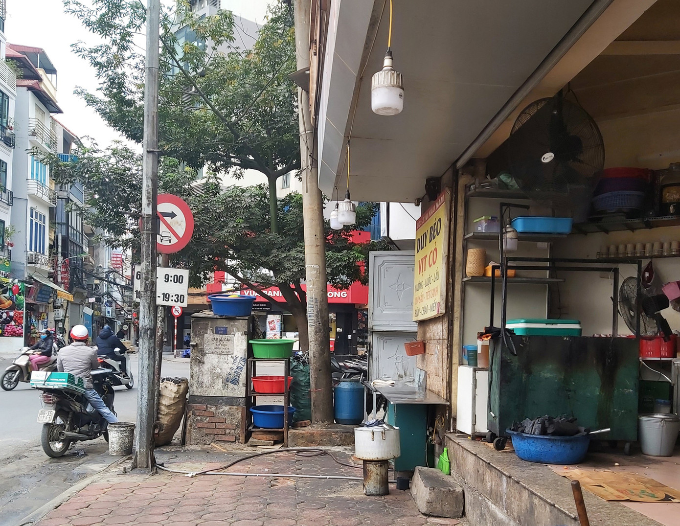 Người dân Thủ đô bức bối, ngột ngạt vì quán ăn dùng bếp than tổ ong ảnh 10