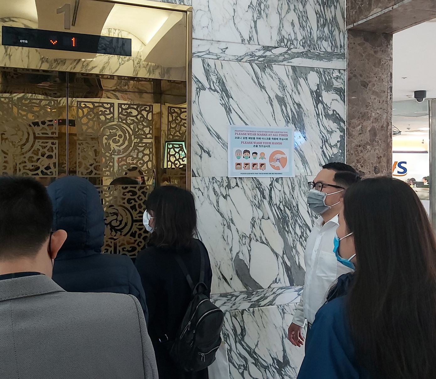 Người Hàn Quốc tại Hà Nội tích trữ thực phẩm, hạn chế đến nơi công cộng ảnh 8