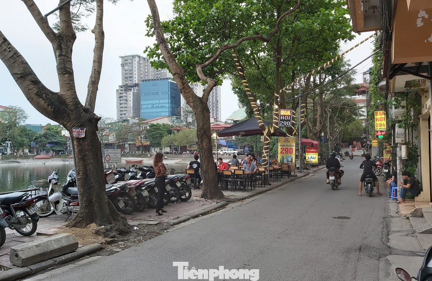 Quán bia ở Hà Nội tràn vỉa hè, đông đúc giữa dịch COVID-19 ảnh 6