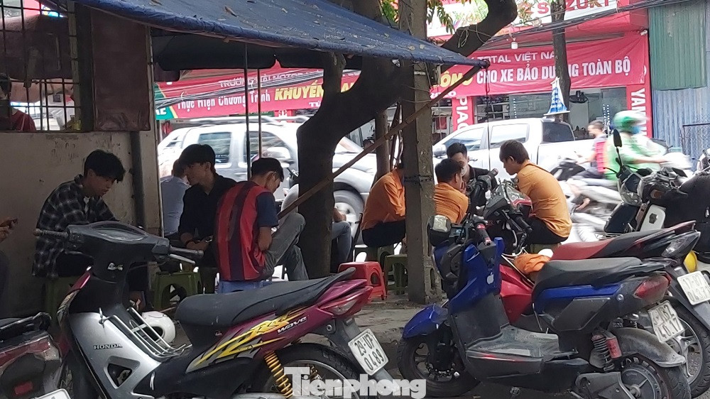 Người Hà Nội vẫn 'bám trụ' trà đá vỉa hè, không đeo khẩu trang ảnh 9