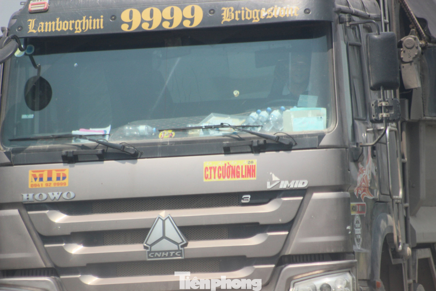 Xe quá tải, cơi nới tung hoành, tàn phá đê sông Hồng đoạn qua Hà Nội ảnh 3