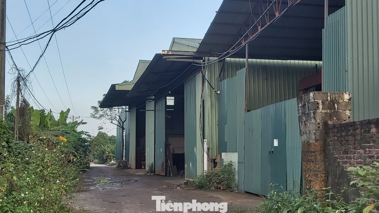 Cận cảnh nhà xưởng ô nhiễm bủa vây trường học, khu dân cư ở Hà Nội ảnh 6