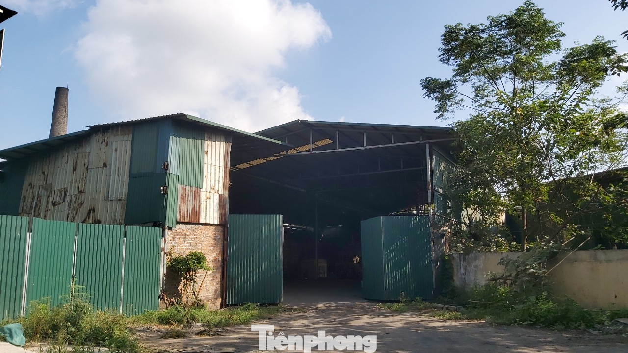 Cưỡng chế khu nhà xưởng 'nhảy dù' xuống ruộng ở ngoại thành Hà Nội ảnh 1