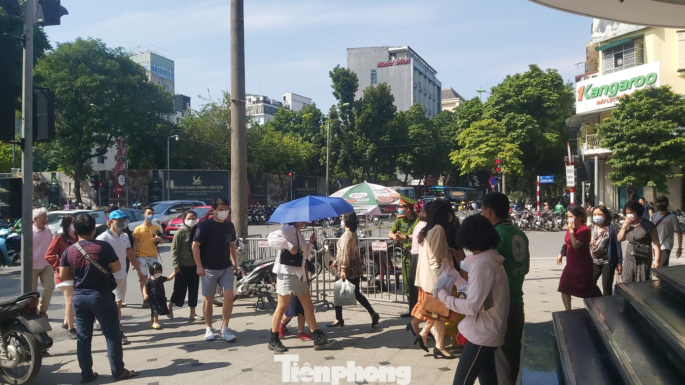 Khẩu trang dạo đắt hàng trên phố đi bộ Hồ Hoàn Kiếm ảnh 6