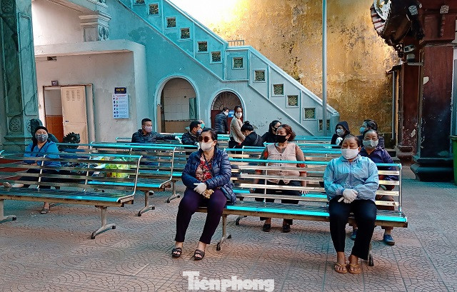 Những đám tang ngắn gọn trong thời gian ‘giãn cách’ chống dịch COVID-19 ở Hà Nội ảnh 6