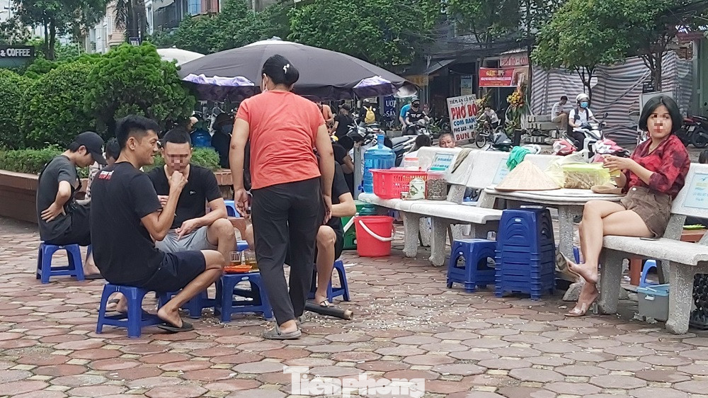Người Hà Nội vẫn 'bám trụ' trà đá vỉa hè, không đeo khẩu trang ảnh 5
