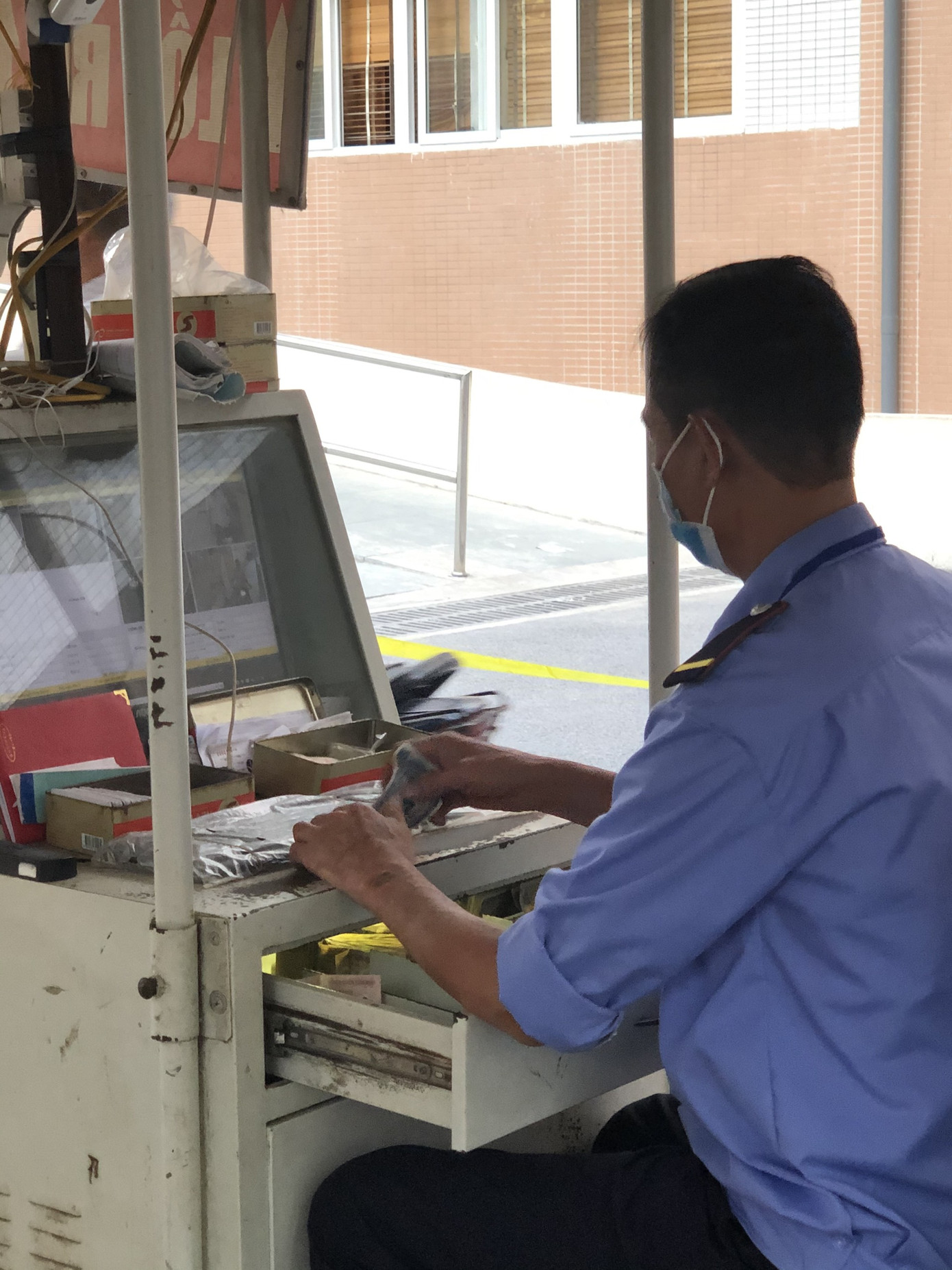Bát nháo thu tiền gửi xe bằng thẻ từ tại bệnh viện của Bộ Y tế ảnh 2