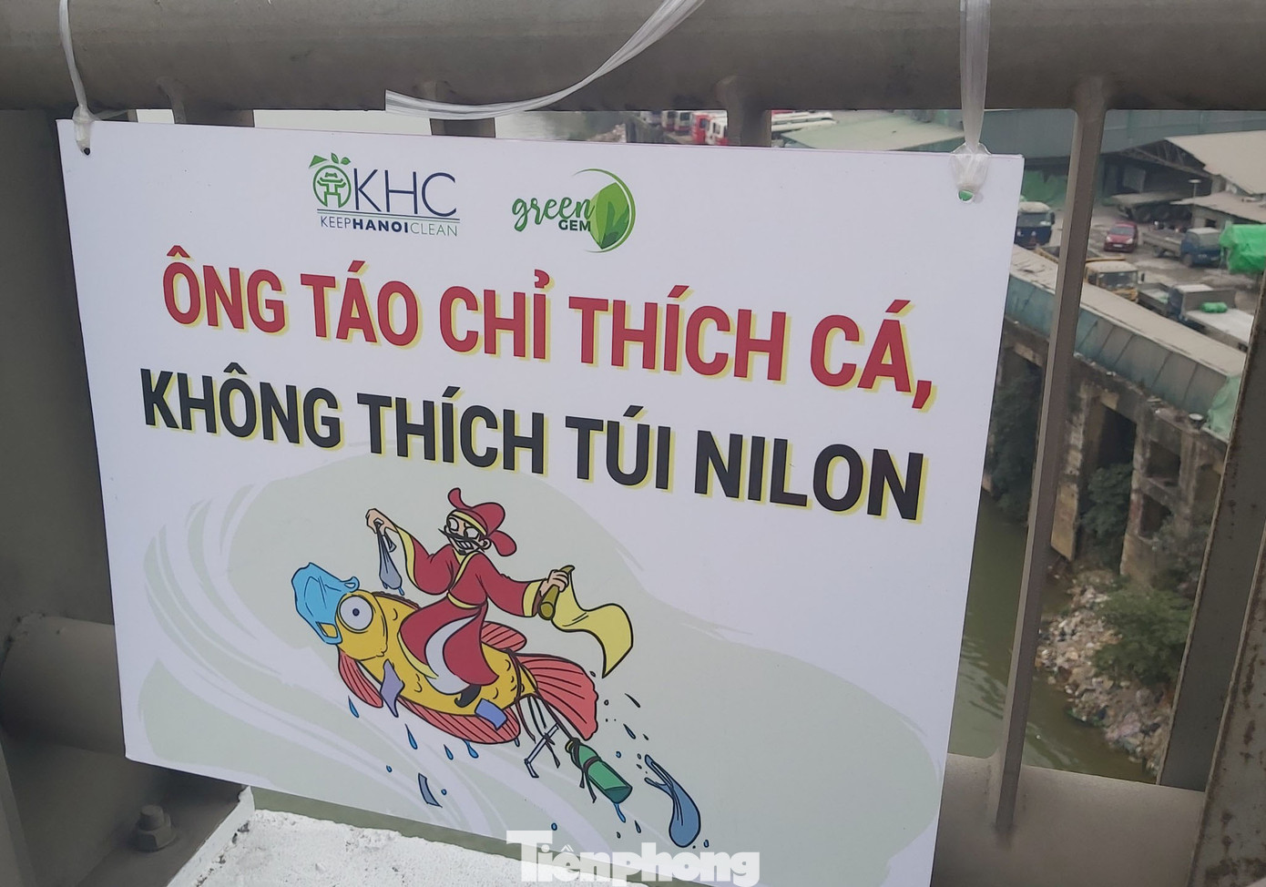 Thông điệp 'Ông Táo chỉ thích cá, không thích túi nilon' xuât hiện trên cầu Hà Nội ảnh 1