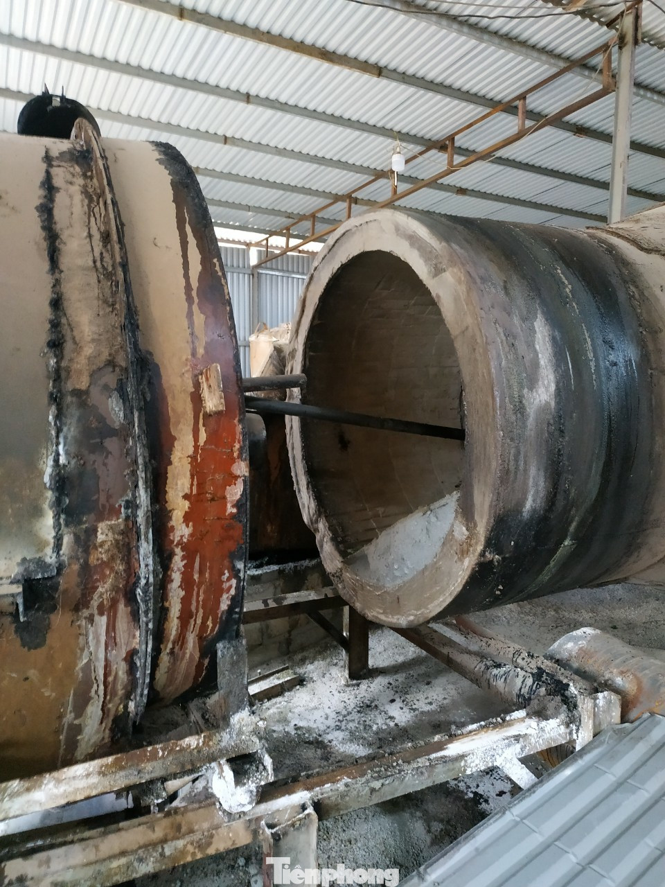 Tháo dỡ lò đốt thải khói độc, nước đen ở ngoại thành Hà Nội ảnh 1