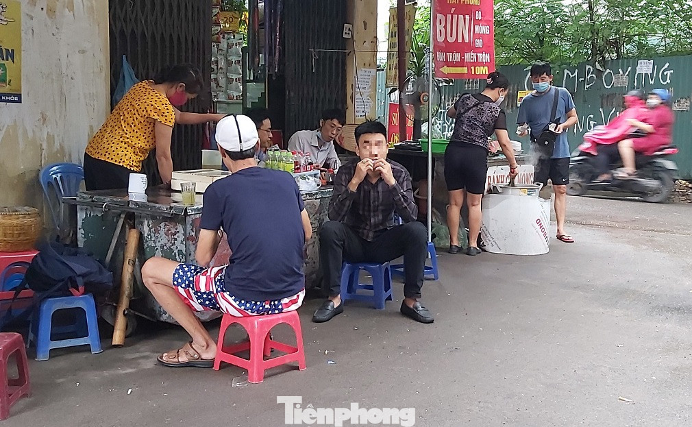 Người Hà Nội vẫn 'bám trụ' trà đá vỉa hè, không đeo khẩu trang ảnh 6