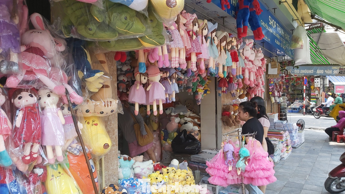 Tiểu thương chợ quần áo lớn nhất Hà Nội ngóng khách sau giãn cách xã hội ảnh 10