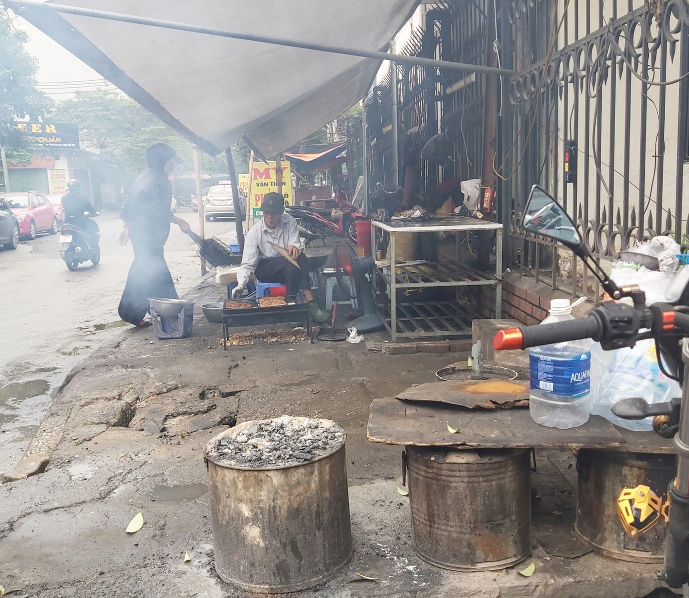 Người dân Thủ đô bức bối, ngột ngạt vì quán ăn dùng bếp than tổ ong ảnh 11