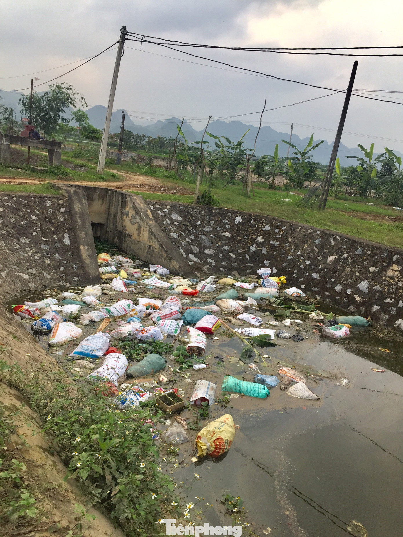 Hà Nội: Rác thải chất đống trên đường làng, kênh mương ở Mỹ Đức ảnh 6