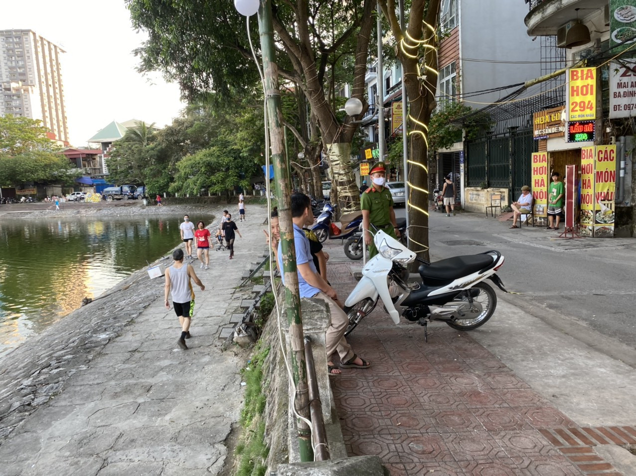 Công an phường dẹp nửa chừng, dân nơm nớp lo dịch ảnh 6