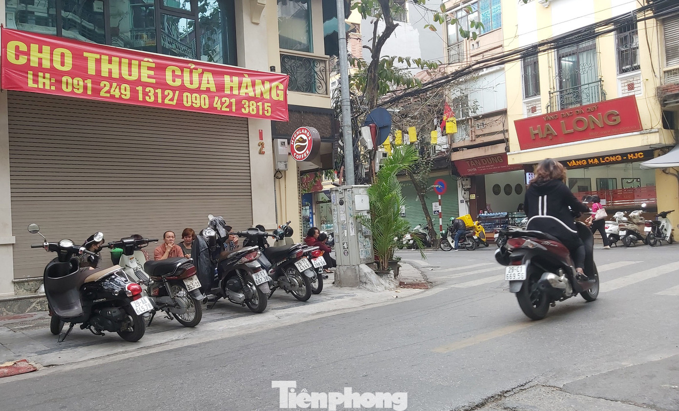 Hàng loạt khách sạn, cửa hàng Hà Nội treo biển cho thuê sau Tết ảnh 5