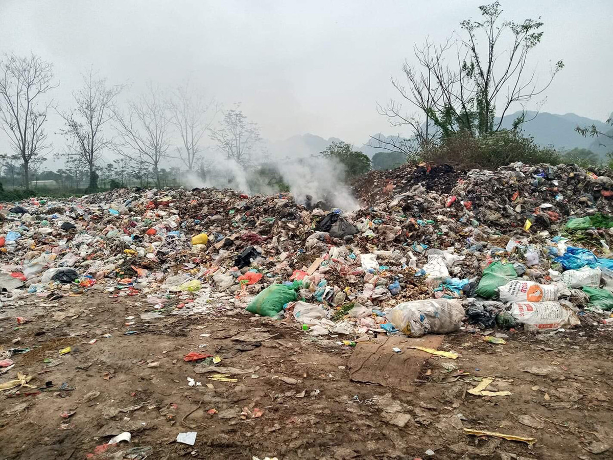 Bãi rác khổng lồ không được xử lý, dân dựng rào chặn xe rác ở Hà Nội ảnh 8