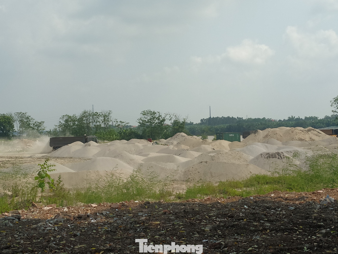 Xe quá tải cày nát đê sông Hồng: Sở sốt ruột, huyện im lặng ảnh 1