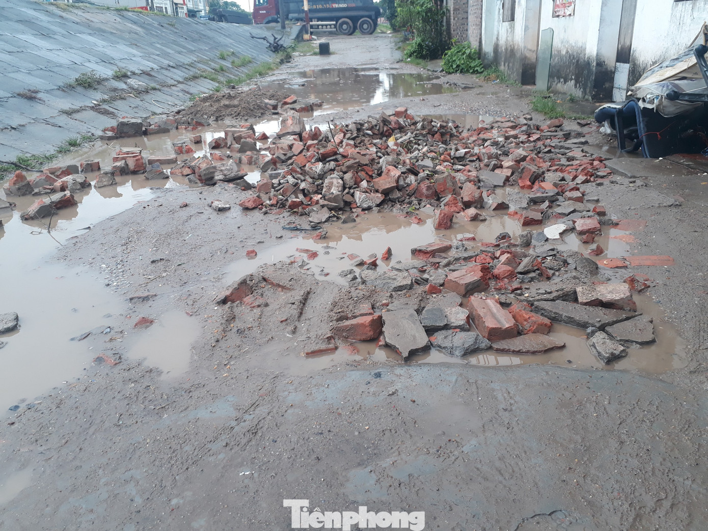 Đường Thủ đô lầy lội giữa ngày nắng, dân đổ gạch lấp 'ổ trâu' không xuể ảnh 2