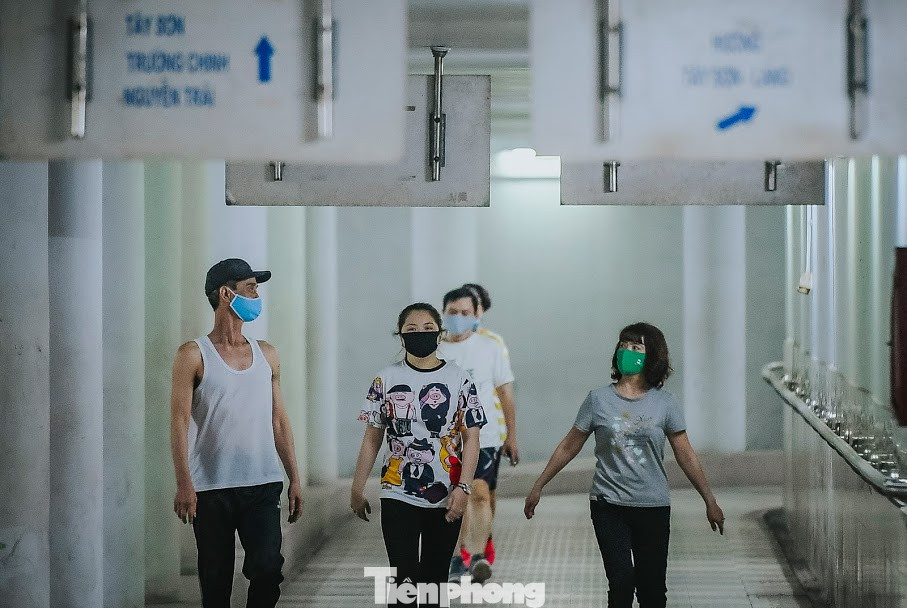 Người dân Thủ đô xuống hầm đi bộ tập thể dục trong mùa COVID-19 ảnh 1