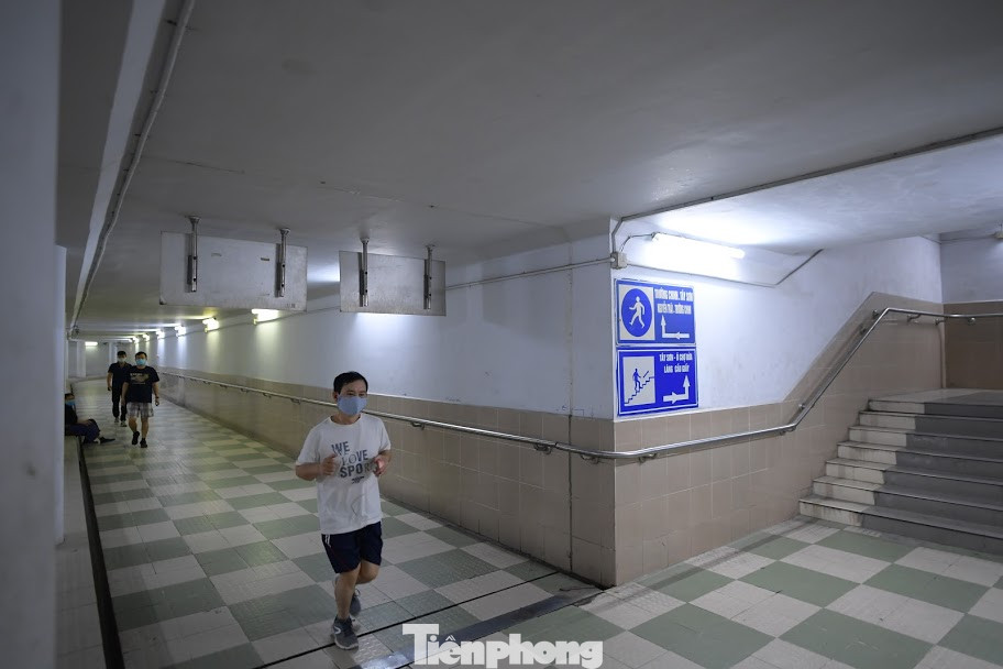 Người dân Thủ đô xuống hầm đi bộ tập thể dục trong mùa COVID-19 ảnh 9