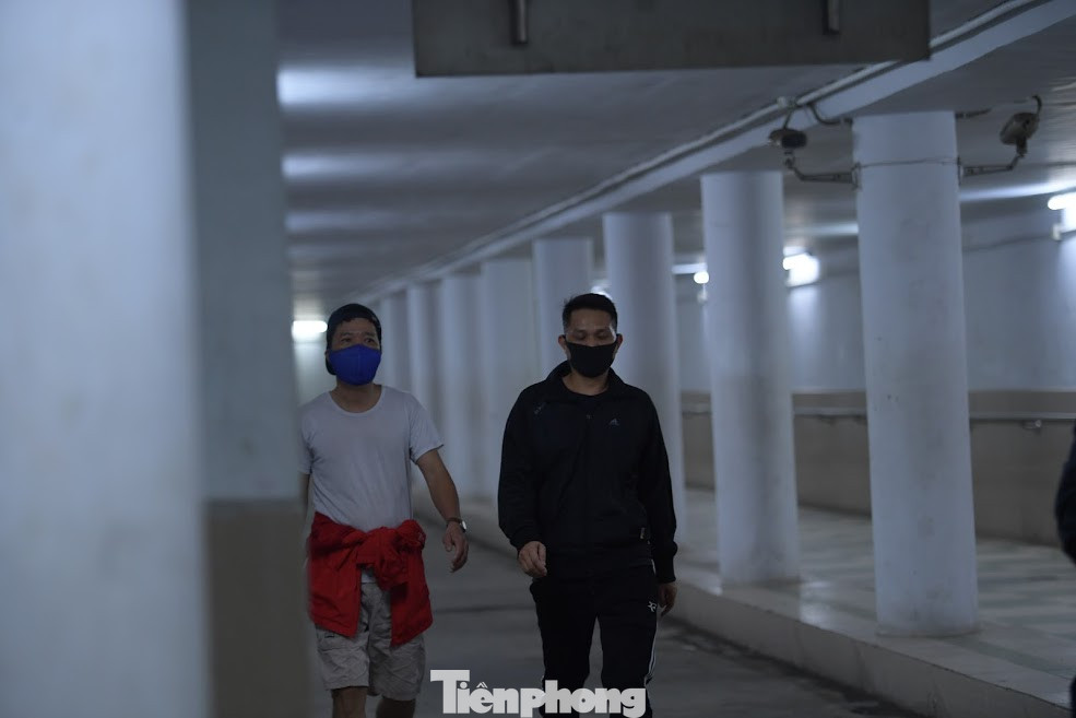 Người dân Thủ đô xuống hầm đi bộ tập thể dục trong mùa COVID-19 ảnh 3