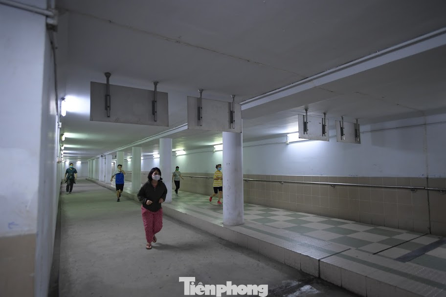 Người dân Thủ đô xuống hầm đi bộ tập thể dục trong mùa COVID-19 ảnh 8