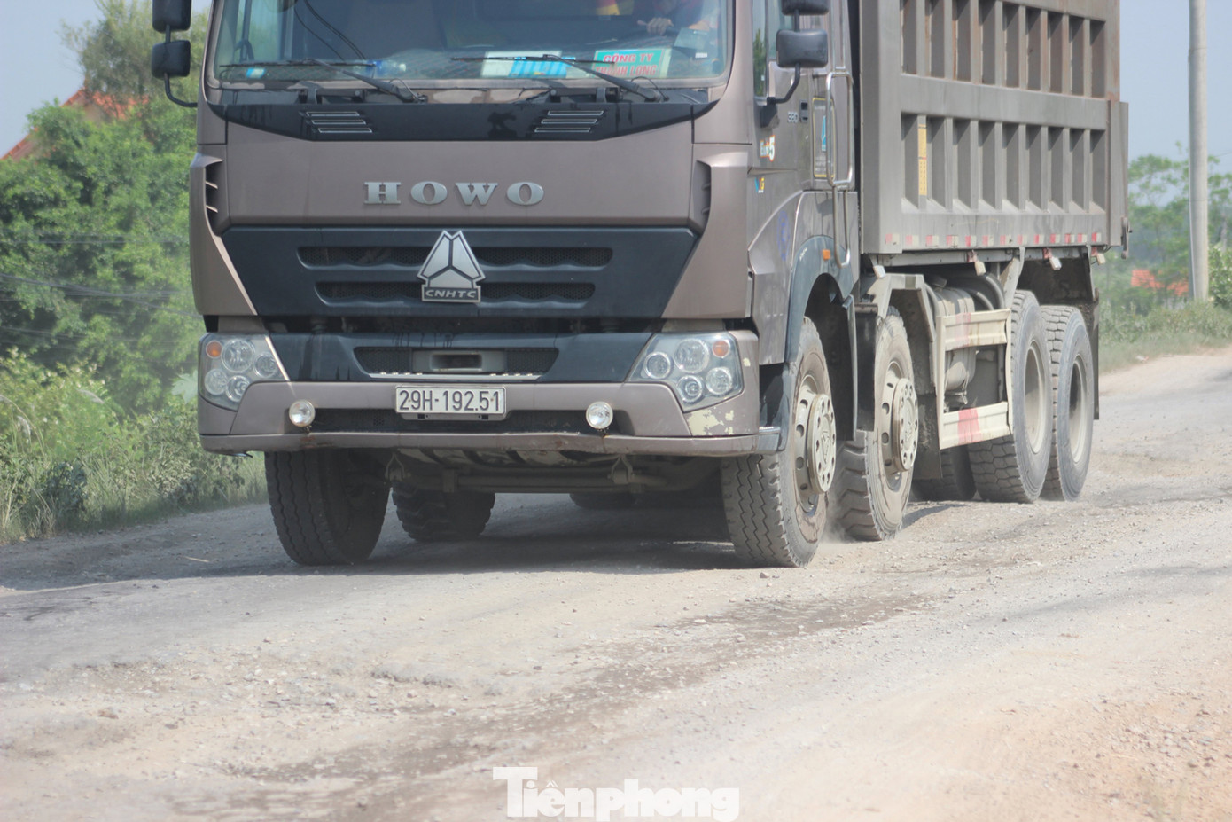 Xe quá tải, cơi nới tung hoành, tàn phá đê sông Hồng đoạn qua Hà Nội ảnh 6