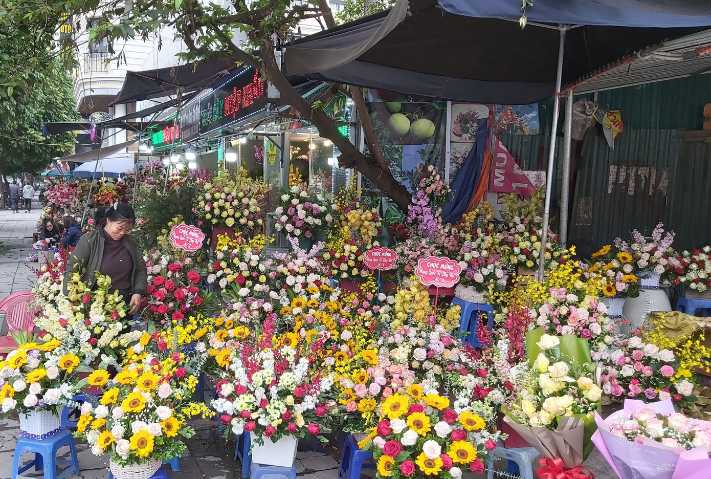 Giữa dịch Covid, làng hoa, cửa hàng hoa heo hắt trước ngày 8/3 ảnh 6