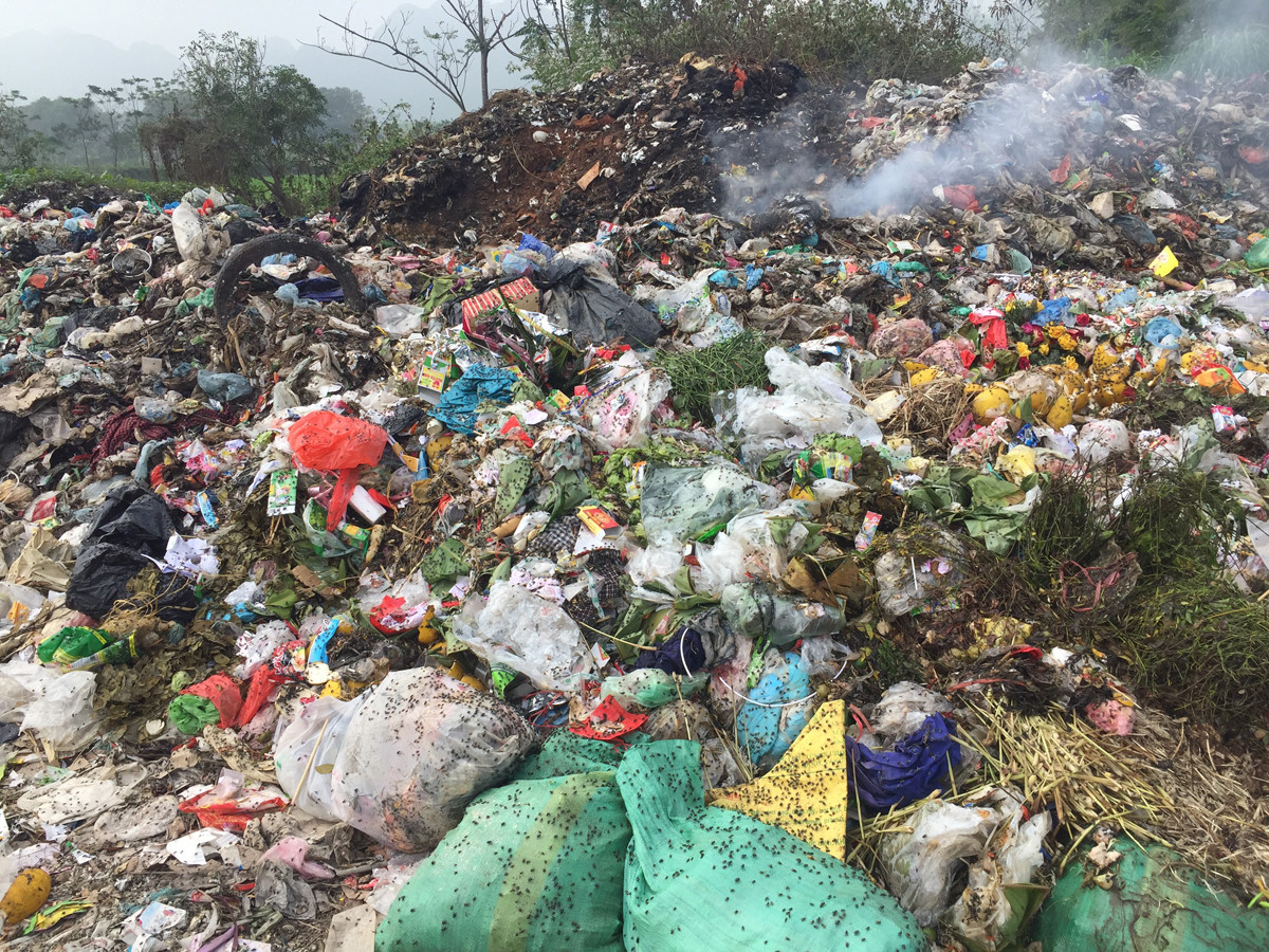 Bãi rác khổng lồ không được xử lý, dân dựng rào chặn xe rác ở Hà Nội ảnh 6