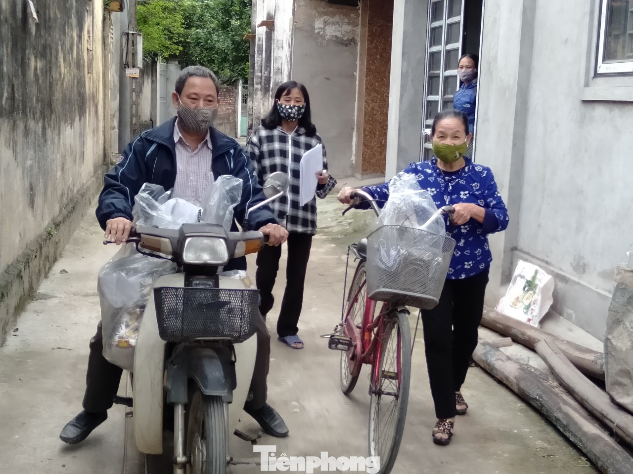 Cán bộ thôn tại Hà Nội đến từng nhà phát khẩu trang miễn phí ảnh 1
