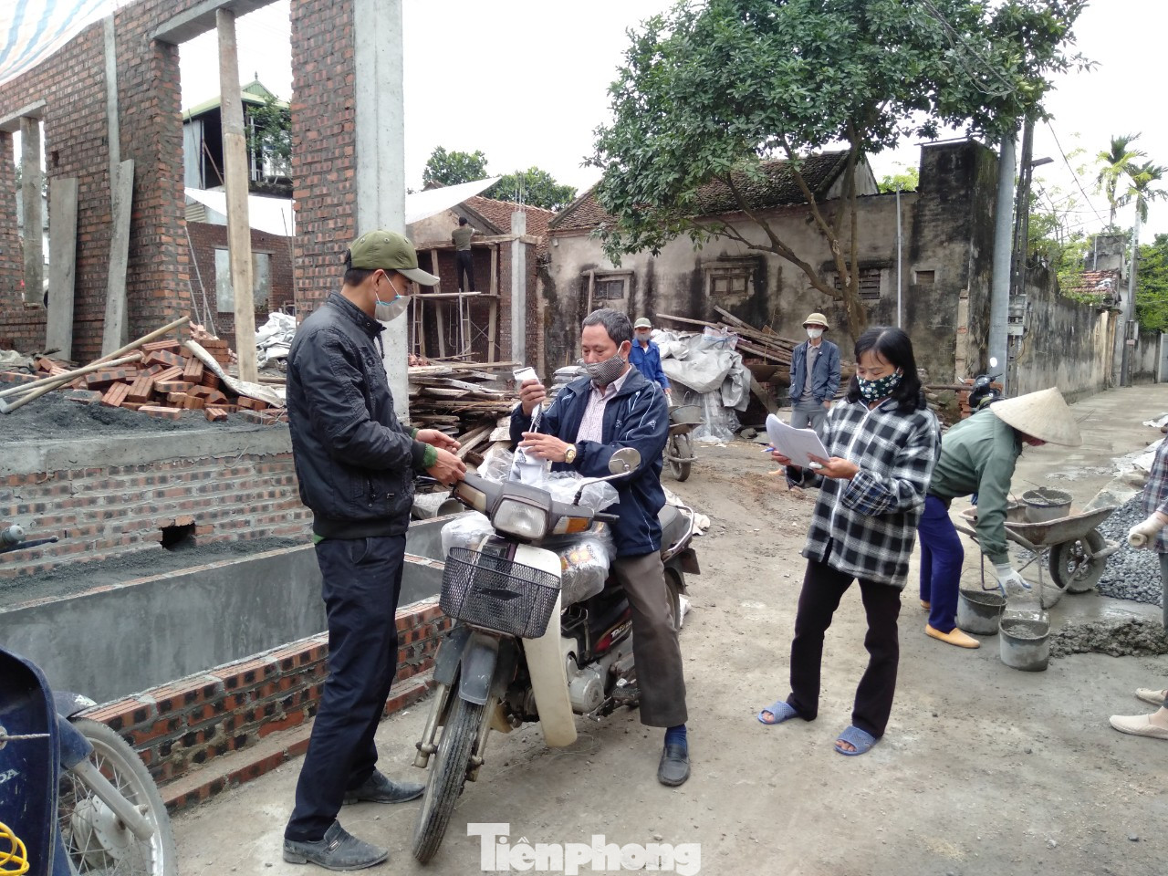 Cán bộ thôn tại Hà Nội đến từng nhà phát khẩu trang miễn phí ảnh 9