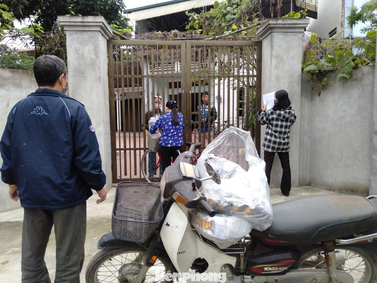 Cán bộ thôn tại Hà Nội đến từng nhà phát khẩu trang miễn phí ảnh 7