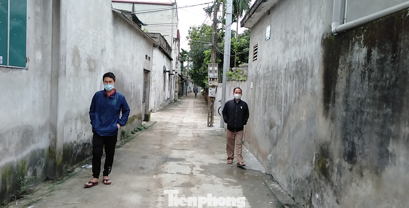 Cán bộ thôn tại Hà Nội đến từng nhà phát khẩu trang miễn phí ảnh 10