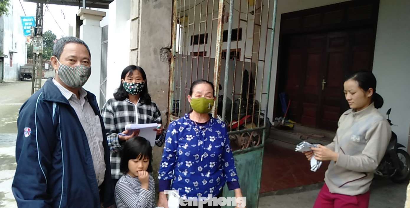 Cán bộ thôn tại Hà Nội đến từng nhà phát khẩu trang miễn phí ảnh 2