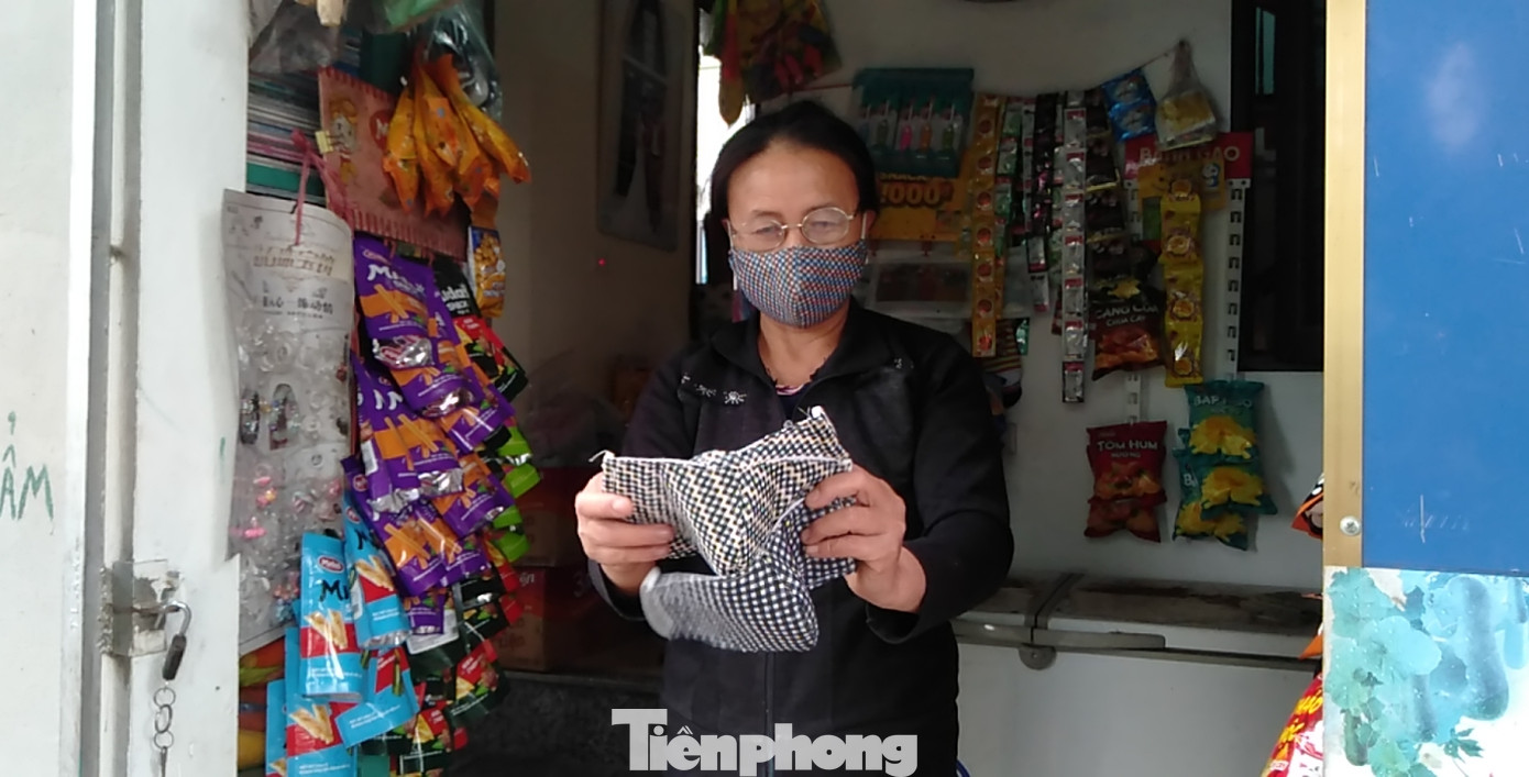 Cán bộ thôn tại Hà Nội đến từng nhà phát khẩu trang miễn phí ảnh 5