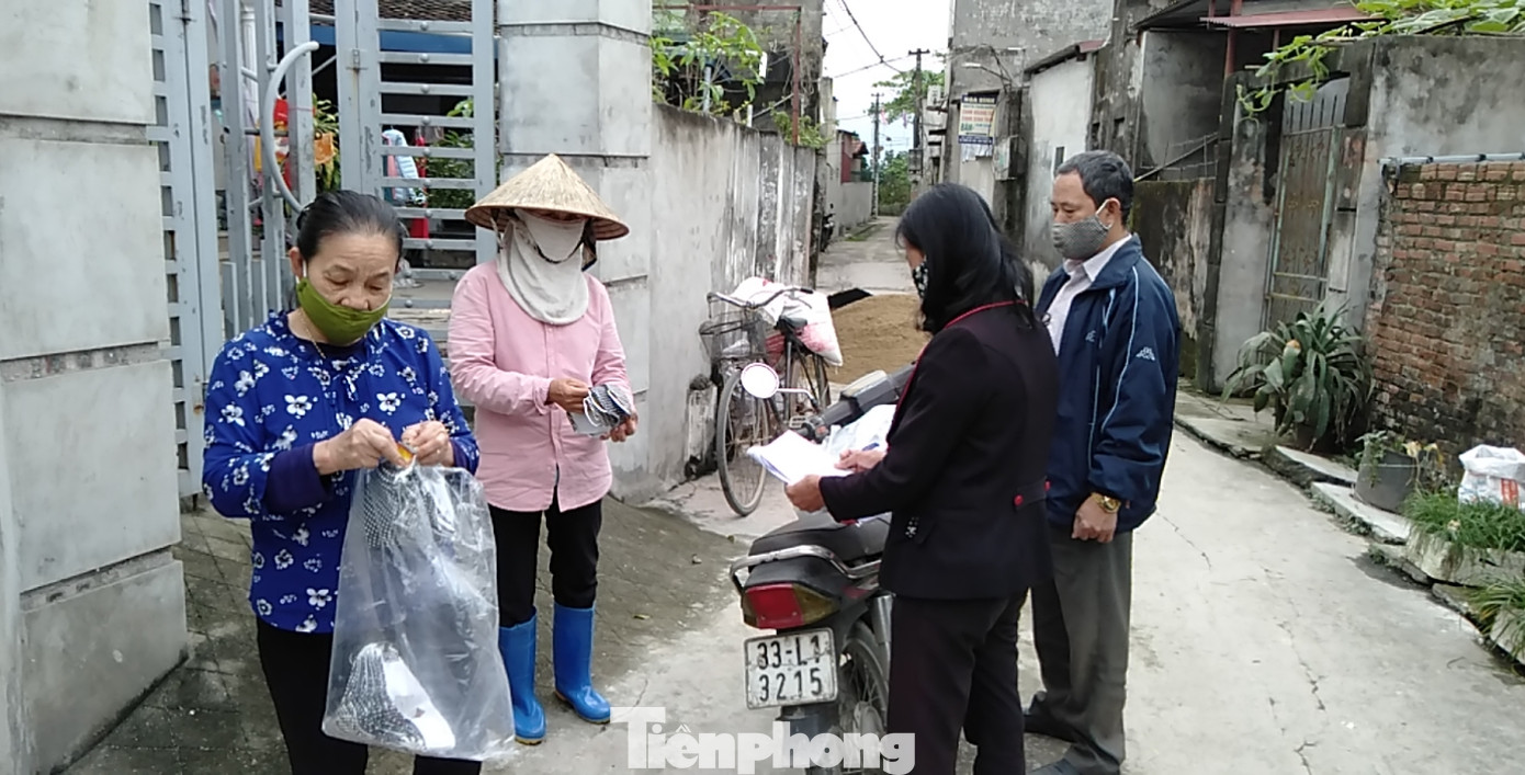 Cán bộ thôn tại Hà Nội đến từng nhà phát khẩu trang miễn phí ảnh 3