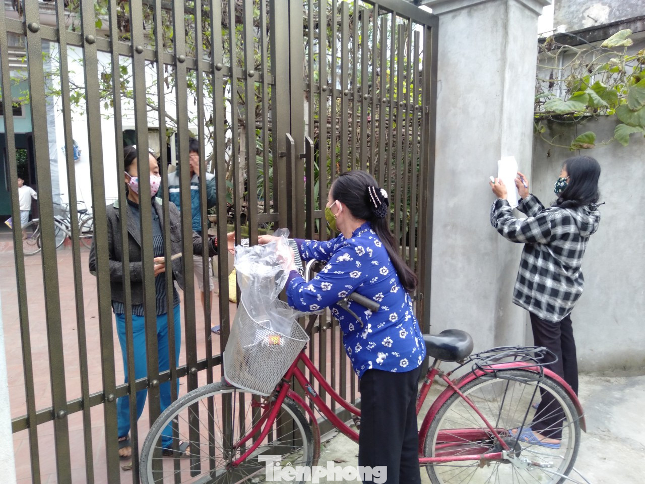 Cán bộ thôn tại Hà Nội đến từng nhà phát khẩu trang miễn phí ảnh 6