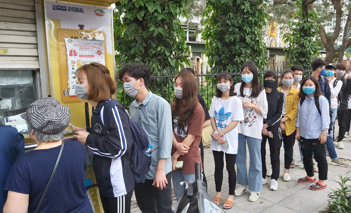 Đủ 'chiêu' phòng dịch ngày đầu tiên sinh viên Hà Nội trở lại giảng đường ảnh 17
