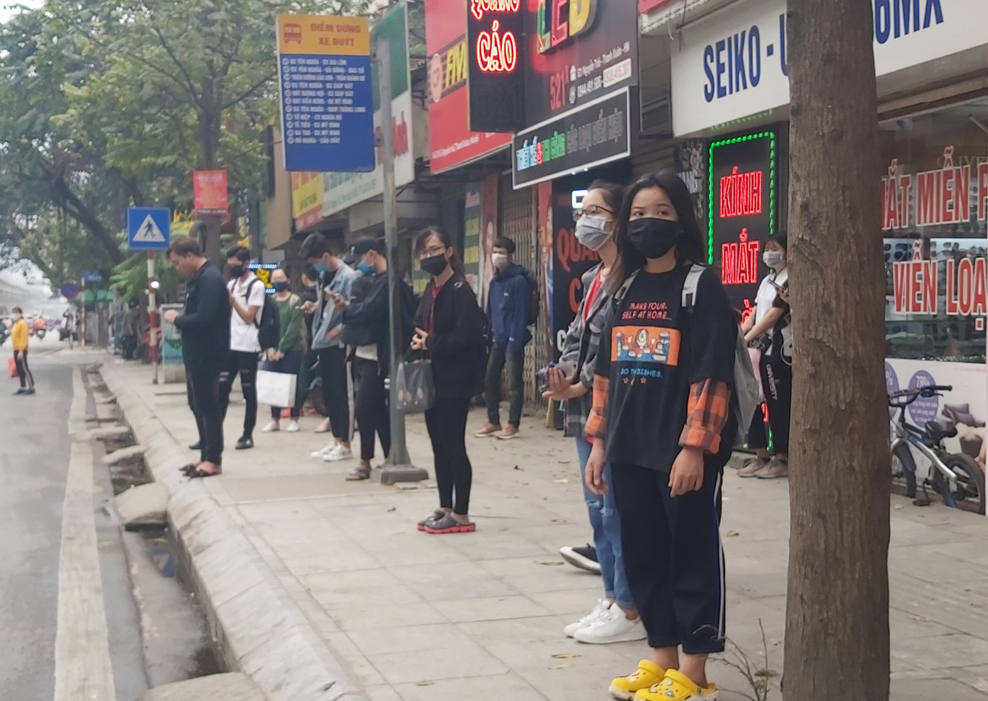 Đủ 'chiêu' phòng dịch ngày đầu tiên sinh viên Hà Nội trở lại giảng đường ảnh 16