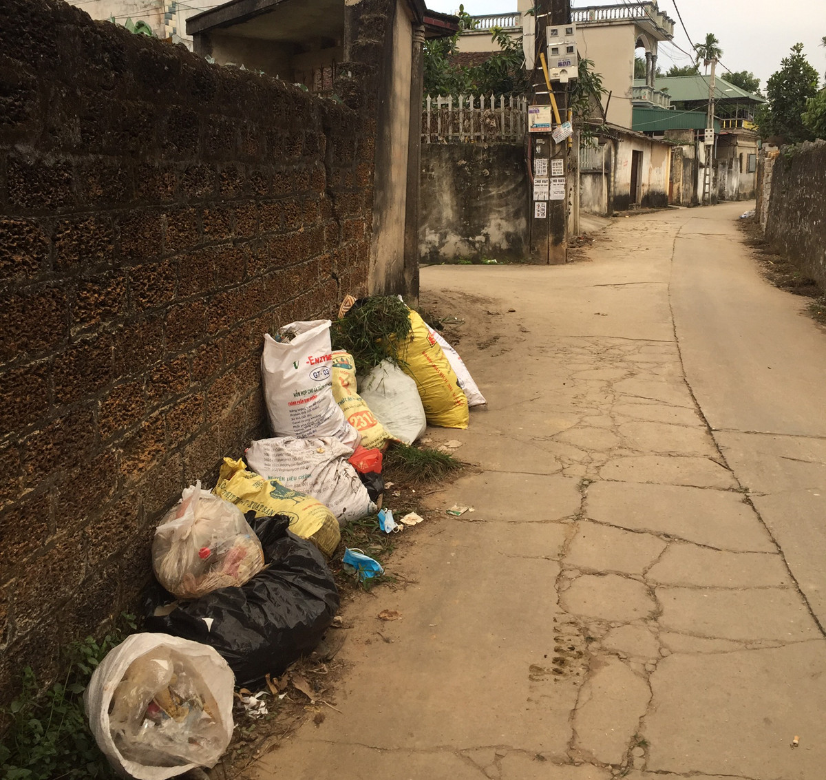 Bãi rác khổng lồ không được xử lý, dân dựng rào chặn xe rác ở Hà Nội ảnh 2