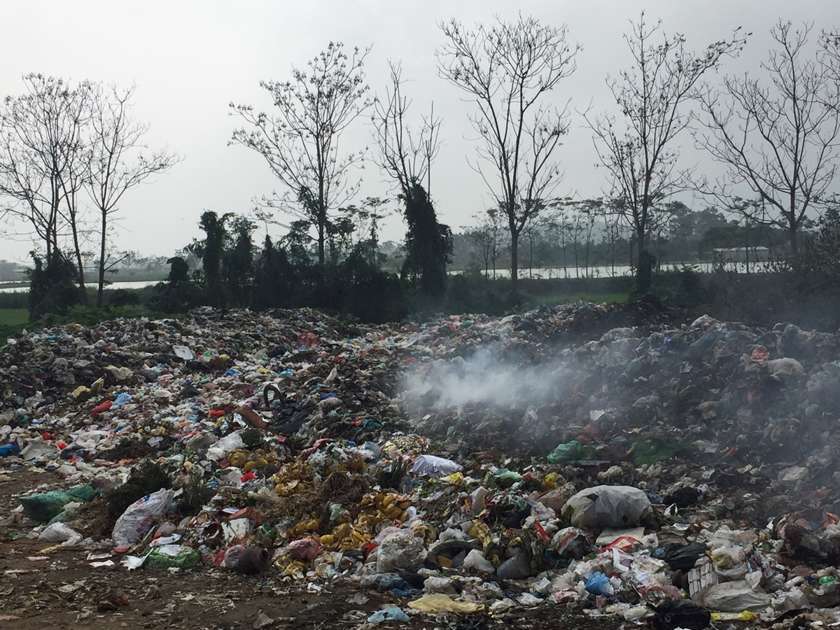Bãi rác khổng lồ không được xử lý, dân dựng rào chặn xe rác ở Hà Nội ảnh 7