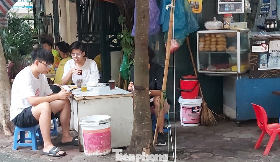 Người Hà Nội vẫn 'bám trụ' trà đá vỉa hè, không đeo khẩu trang ảnh 7